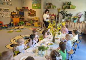 Pani dyrektor składa dzieciom życzenia