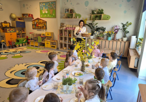 Pani dyrektor rozdaje dzieciom zajączki