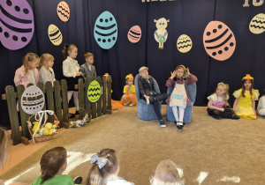 występ wielkanocny dzieci z koła teatralnego