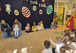 "Krasnale" oglądają przedstawienie wielkanocne