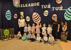 zdjęcie grupowe na tle dekoracji