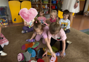 Dzieci wybierają ubrania dla królika