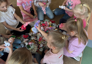 Dzieci wybierają ubrania dla królika