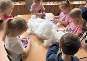 Dzieci wypychają watą królika