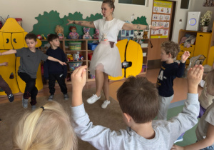 Dzieci przygotowują się do warsztatów