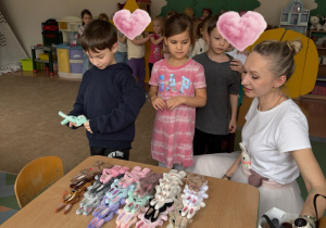 Dzieci wybierają kolor królika