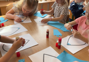 Dzieci wykonują prace plastyczną