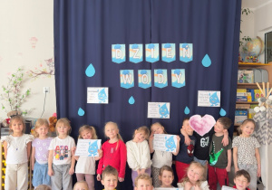 Zdjęcie grupy na tle dekoracji