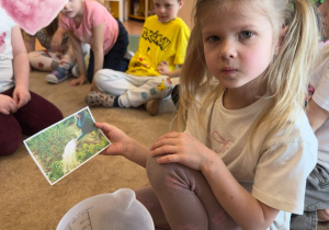 Dziewczynka losuje obrazek