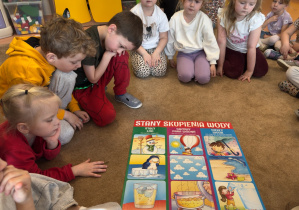 Dzieci zapoznają się z plakatem