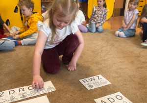 Dzieci rozwiązują zagadkę wprowadzającą do tematu zajęć