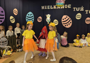 Dzieci z koła teatralnego podczas wielkanocnego przedstawienia