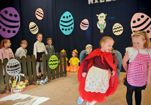 Dzieci z koła teatralnego podczas wielkanocnego przedstawienia