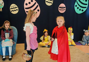 Dzieci z koła teatralnego podczas wielkanocnego przedstawienia