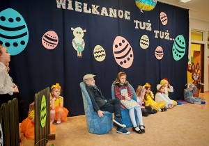 Dzieci z koła teatralnego podczas wielkanocnego przedstawienia
