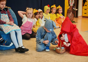 Dzieci z koła teatralnego podczas wielkanocnego przedstawienia