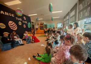 Dzieci oglądają świąteczne przedstawienie