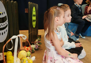 Dzieci z koła teatralnego podczas wielkanocnego przedstawienia