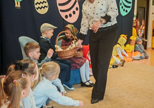 Pani Dyrektor rozdaje dzieciom świąteczne słodycze