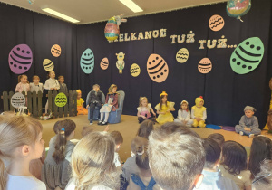 Dzieci oglądają przedstawienie.