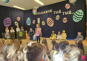 Dzieci oglądają występ swoich kolegów.