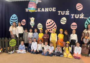 Zdjęcie grupowe z wychowawczynami oraz Panią Malwiną na tle dekoracji.