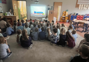 Dzieci ogladaja film edukacyjny.