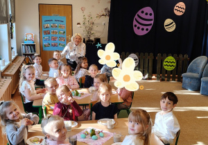 dzieci jedzą świąteczne śniadania