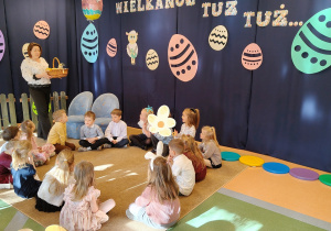 Pania Dyrektor składa dzieciom życzenia