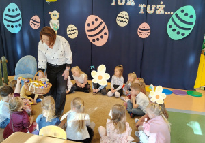 Pani Dyrektor wręcza dzieciom słodki upominek