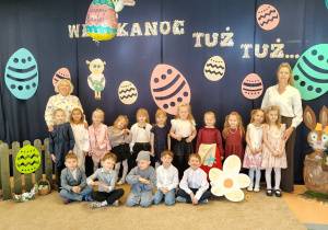 Dzieci na tle dekoracji z Paniami z grupy