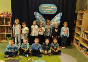 dzieci na tle dekoracji