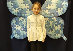 dziewczynka na tle niebieskich skrzydeł