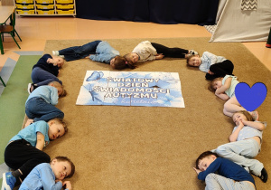 dzieci ułożone w kształcie serca