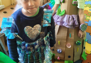 dziewczynki w swoich strojach ekologicznych