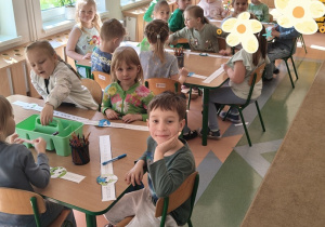 dzieci wykonują pracę plastyczną