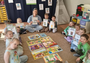 dzieci na dywanie poznają zasady ekologii