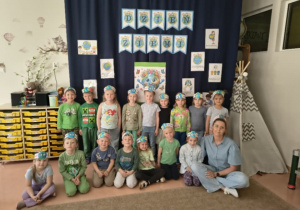 dzieci z wychowawczynią