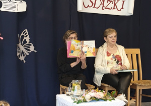 Pani czyta książkę