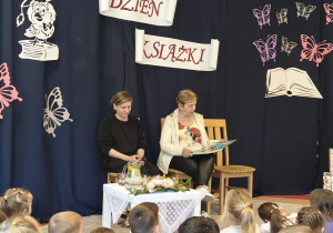 Pani czyta książkę