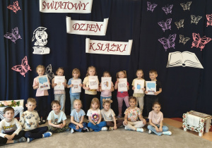 zdjęcie dzieci na tle dekoracji