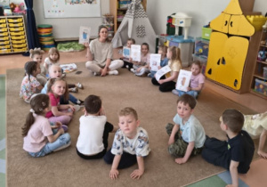 dzieci na dywanie na zajęciach