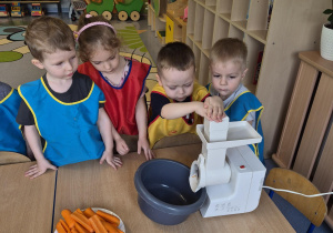 "Krasnale" przygotowują zdrową surówkę