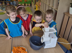 Pyszna i zdrowa surówka marchewkowo – jabłkowa