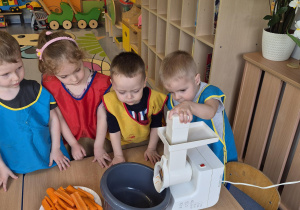 dzieci pomagają zrobić surówkę