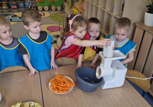 przedszkolaki chętnie pomagają przy robieniu surówki