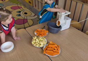 chłopiec ściera marchewkę