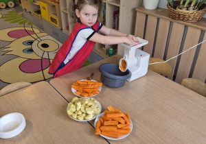 dziewczynka ściera marchewkę