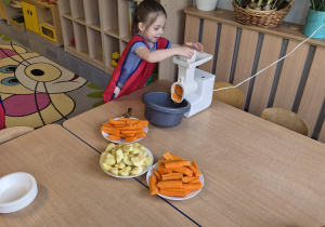 dziewczynka pomaga przy robieniu surówki