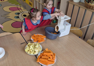 dziewczynki ścierają jabłka